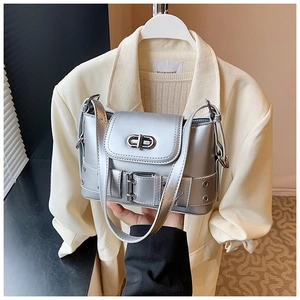 Détail du sac seau métallisé argenté avec une boucle en métal arborant le logo CD