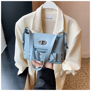 Détail du sac à main en cuir bleu clair avec fermoir rotatif et fine bandoulière