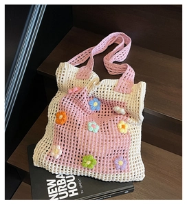 Détail du sac cabas au crochet floral avec fleurs 3D colorées sur maille tissée