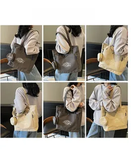 Vues détaillées d'un sac cabas en toile avec poches et petite pochette ronde