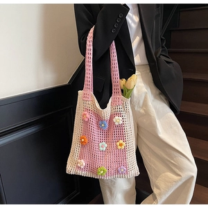 Détail du sac à main évidé tissé main avec fleurs 3D colorées et anse rose