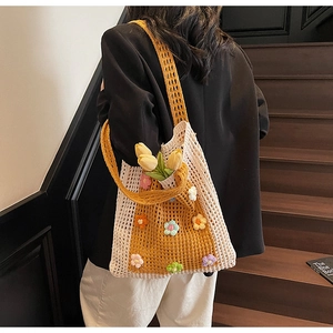 Détail d'un sac tissé à la main avec fleurs au crochet 3D et bandoulière épaisse