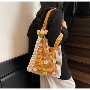 Détail d'un sac cabas au crochet fait main avec texture tissée contrastée jaune et blanc