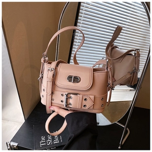 Vue détaillée du sac seau rose avec fermoir rotatif argenté et ceinture à œillets