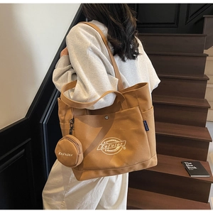 Détail d'un grand sac cabas en toile marron avec un petit porte-monnaie assorti