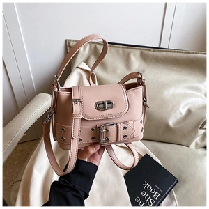 Détail du sac seau rose avec large sangle à boucle et œillets métalliques polis