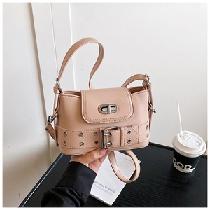 Détail du mini sac à bandoulière rose clair avec boucle argentée et fermoir pivotant