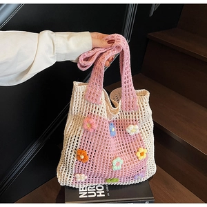 Détail du sac cabas rose tissé à la main avec des appliques florales 3D colorées