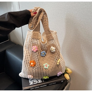 Détail du sac cabas en crochet beige avec fleurs 3D colorées et texture tressée