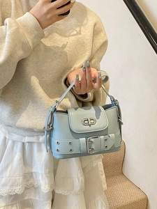 Sac seau bleu clair en similicuir avec fermoir rotatif argenté et détails de rivets