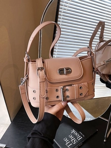 Mini sac seau en cuir rose avec bandoulière réglable et boucle métallique décorative