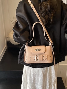 Sac seau bandoulière rose nude tendance avec boucle argentée et sangle réglable