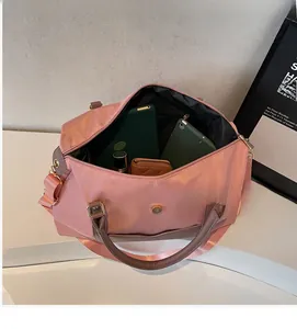 Intérieur spacieux du sac de voyage en nylon rose avec tablette et accessoires