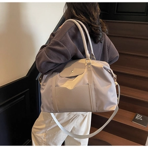 Détail du grand sac cabas en cuir souple avec poignées et bandoulière tissée amovible