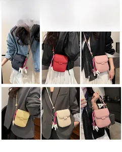 Grille de mini sacs à bandoulière en cuir grainé avec breloques de cheval colorées