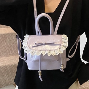 Mini mochila morado claro con ribete de encaje y lazo mostrada en modelo