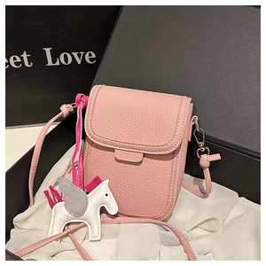 Sac à bandoulière rose en cuir grainé avec charme de cheval blanc dans un coffret cadeau