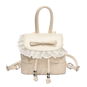 Mochila de cuero sintético blanco crema con bordado de encaje y un pequeño lazo decorativo