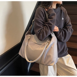 Détail du grand sac cabas gris-mauve avec empiècements cuir et boucle en métal doré