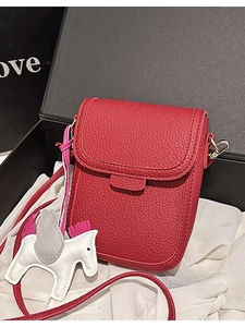 Petit sac bandoulière rouge en cuir grainé avec charm licorne dans un coffret cadeau