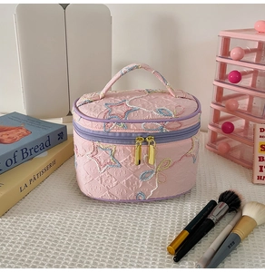 Detailansicht der rosa gesteppten Kosmetiktasche mit Sternstickerei und Goldreißverschluss