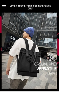Photo lifestyle d'un sac cabas noir en nylon sur mannequin montrant sa grande capacité