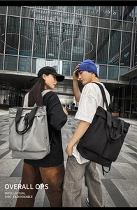 Vue urbaine de grands sacs à dos fourre-tout en nylon polyvalents gris et noirs