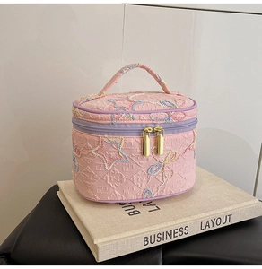 Detailaufnahme der rosa Kosmetiktasche mit Sternenstickerei und goldenem Doppelreißverschluss