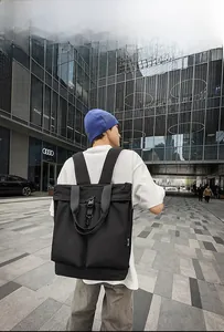 Photo en extérieur du sac cabas minimaliste en nylon noir porté en sac à dos tendance