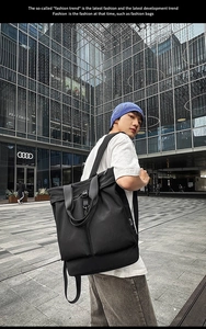 Détail d'un sac cabas en nylon noir avec de larges bretelles pour un porté épaule polyvalent
