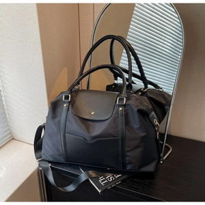 Détails du grand sac cabas noir montrant le nylon haute densité et le cuir grainé litchi