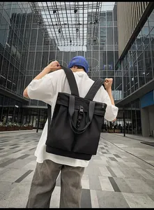 Sac fourre-tout moderne en nylon noir avec sangles réglables en milieu urbain
