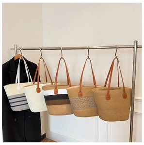 Selección de bolsos tote de paja con asas de cuero en tonos neutros para vacaciones de playa
