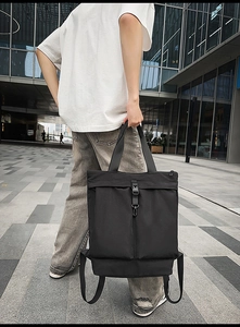 Détail d'un sac à dos fourre-tout noir en nylon avec poche à boucle pour le quotidien