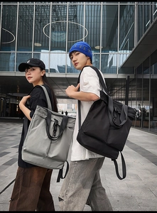 Détail de cabas en nylon haute densité gris foncé et noir pour les trajets urbains