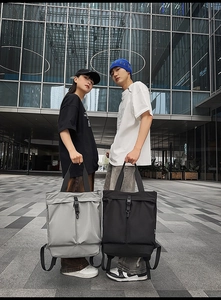 Détails des grands sacs fourre-tout en nylon gris et noir avec boucles robustes