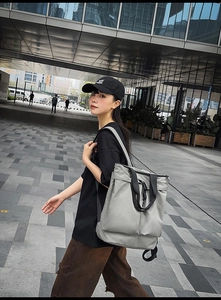 Style urbain extérieur d'un sac à dos fourre-tout en nylon gris avec deux poches zippées