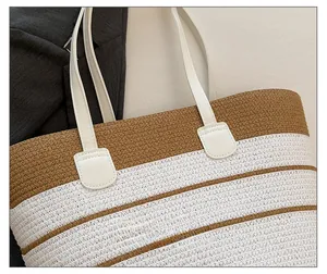 Détails de la fabrication méticuleuse du sac de plage rayé avec anses en similicuir blanc