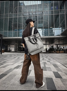 Grand sac à dos cabas en nylon gris pour femme avec bretelles réglables en décor urbain