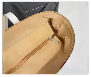 Détail de la fermeture éclair en métal et de la doublure intérieure du sac en paille