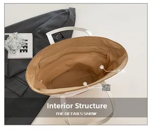 Détail intérieur du sac en paille montrant la doublure, le zip et la poche téléphone