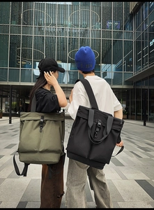 Sac à dos tote en nylon avec grandes poches avant et boucle, en coloris olive et noir