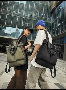 Gros plan des sacs à dos multifonctions en nylon vert militaire et noir pour couples