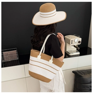 Détail du sac cabas en paille tissée et chapeau à larges bords assorti pour les vacances