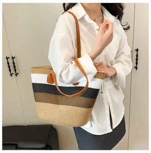 Detalle de bolso tote tejido multicolor con textura de rayas y correas de cuero