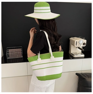 Détail du sac cabas rayé vert et blanc avec chapeau de soleil assorti pour l'été plage