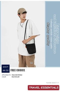 Borsa a tracolla minimalista in nylon nero indossata con dettaglio etichetta arancione