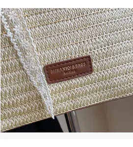 Gros plan sur la texture en paille tressée avec dentelle blanche et étiquette en cuir