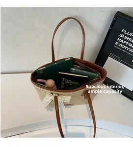 Vue de dessus du grand sac en paille montrant l'intérieur spacieux pour tablette