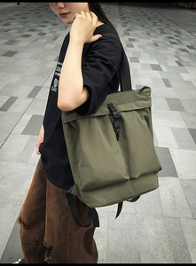 Détail du sac fourre-tout en nylon vert armée avec poches avant et sangles réglables